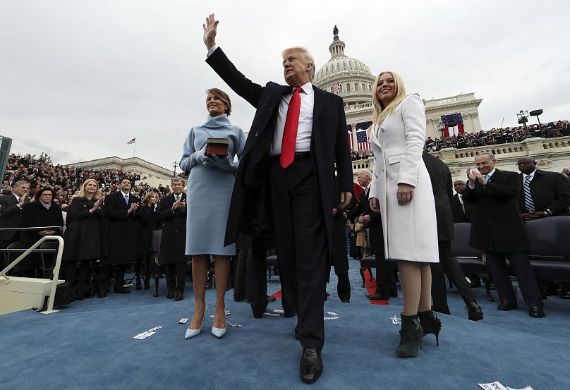 Donald Trump salue après avoir prêté serment - 27 janvier 2017