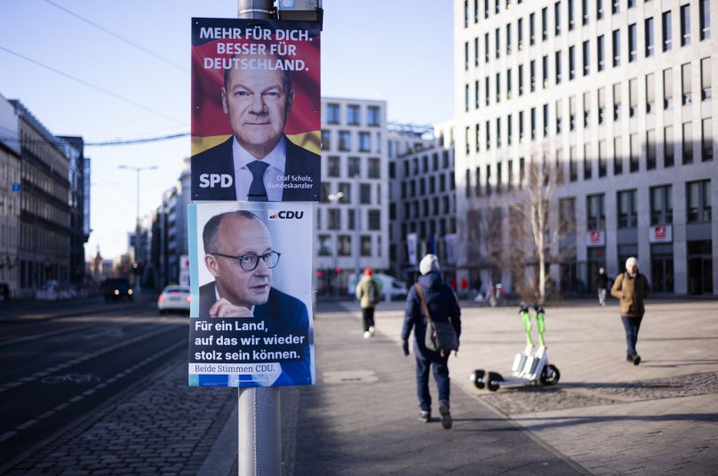 Affiches électorales avec Olaf Scholz du SPD et Friedrich Merz de la CDU. Les affiches lisent : "Plus pour vous, mieux pour l'Allemagne" et ci-dessous : "Pour un pays dont nous pouvons à nouveau être fiers."