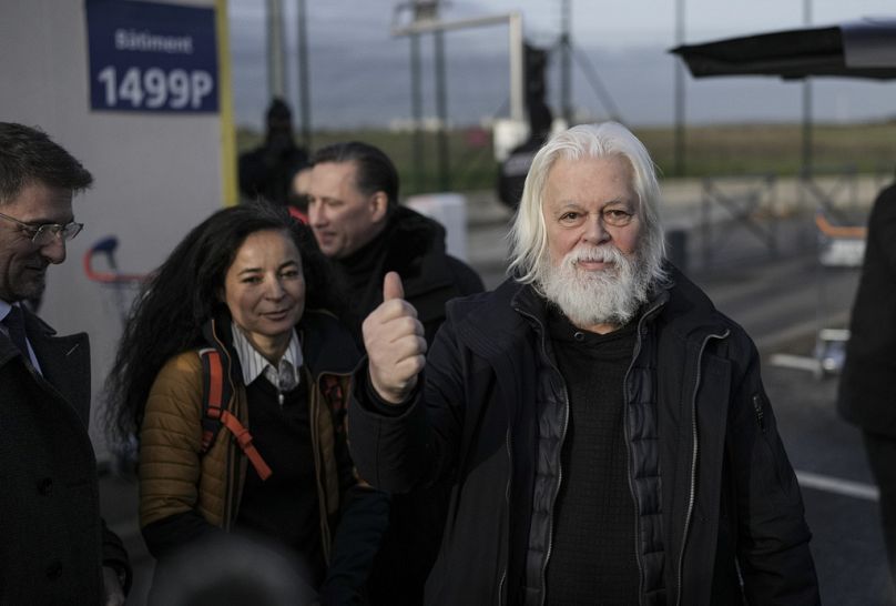   Paul Watson lève le pouce à son arrivée à l'aéroport Charles de Gaulle à Roissy, au nord de Paris, en décembre, après avoir été libéré de prison