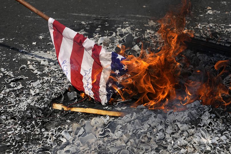 Des manifestants brûlent un drapeau américain lors de leur rassemblement annuel commémorant la révolution islamique iranienne de 1979 à Téhéran, le 11 février 2024.