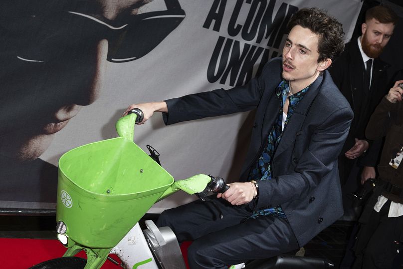 Timothée Chalamet roule en vélo électrique à son arrivée à la première de 