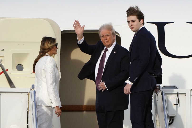 Le président élu Donald Trump monte à bord d'un avion de mission spéciale de l'armée de l'air à l'aéroport international de Palm Beach en Floride, le 18 janvier 2025.