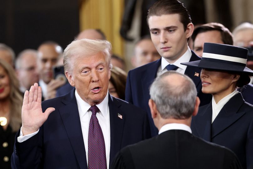 Donald Trump prête serment sous les yeux de Barron et Melania Trump lors de la 60e investiture présidentielle dans la rotonde du Capitole des États-Unis à Washington, le 20 janvier 2025.