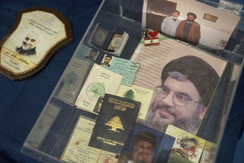 Des documents appartenant au Hezbollah et saisis par l'armée israélienne lors de son invasion terrestre du sud du Liban sont exposés, lundi 23 décembre 2024.