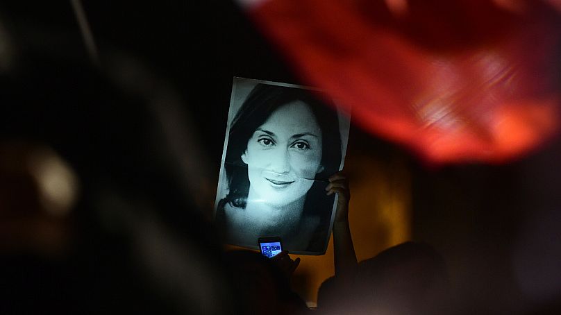 Un manifestant occupe une photo de la journaliste assassinée Daphne Caruana Galizia le 27 novembre 2019. 