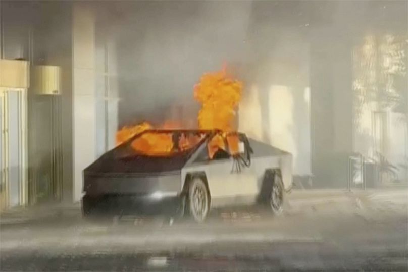 Cette image fournie par Alcides Antunes montre un Cybertruck Tesla qui a explosé devant l'hôtel du président élu Donald Trump à Las Vegas, mercredi 1er janvier 2025.