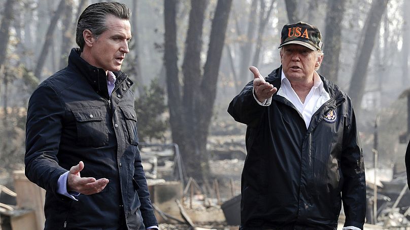 Le président Donald Trump s'entretient avec Gavin Newsom, alors gouverneur élu de Californie, à gauche, lors d'une visite dans un quartier touché par les incendies de forêt à Paradise, en Californie, le 17 novembre 2018.