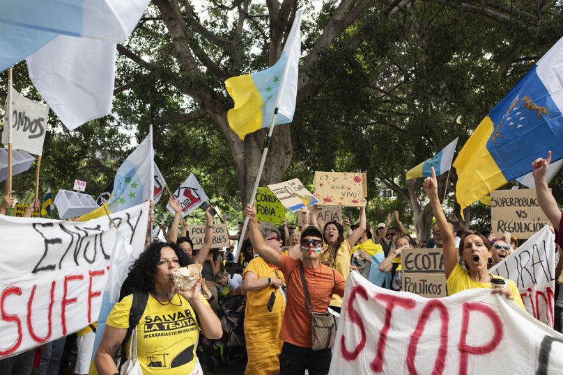 Les gens défilent lors d'une manifestation de masse contre le tourisme, qui affecte la population locale avec des logements inaccessibles, à Santa Cruz de Tenerife, en Espagne. 