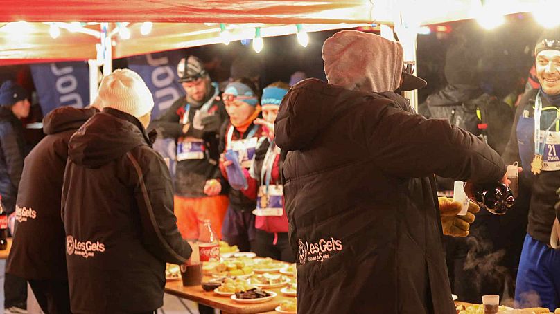 Trails Des obtient des coureurs de hiver profiter d'un repas bien mérité après la course de sentier, 18 janvier 2025