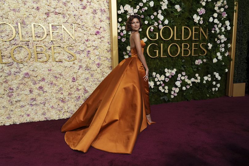 La star de « Challengers » et « Dune » Zendaya a séduit dans une robe de bal orange brûlé associée à un vieux collier de diamants glamour hollywoodien.